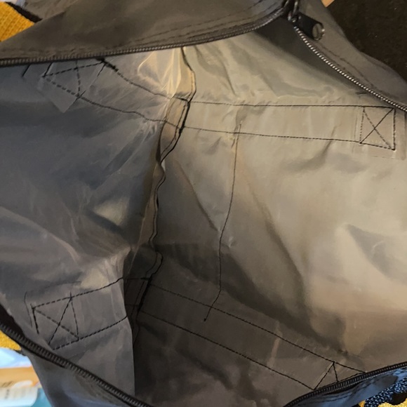 Bill Blass weekend travel duffel bag carry on  new - Picture 3 of 3